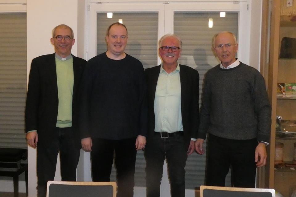 Der Chor-Vorsitzende Georg Badurczyk (rechts) und Pastor Michael Kenkel (links) dankten Chorleiter Michael Borgmann (2.v.r.) für seine langjährige Unterstützung. Sie begrüßten seinen Nachfolger Dr. Thomas Harnath, der den St.-Silvester-Chor übernehmen wird.