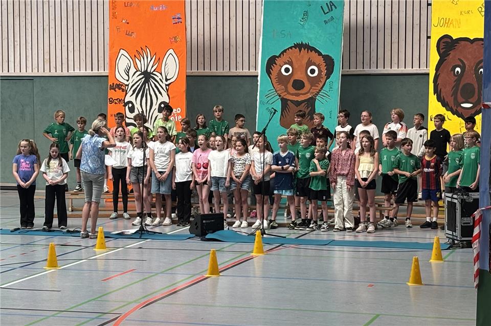 Der Chor des Musicals der Andreas Grundschule hat bei der Aufführung die Zuhörer mir seiner Leistung überzeugt.