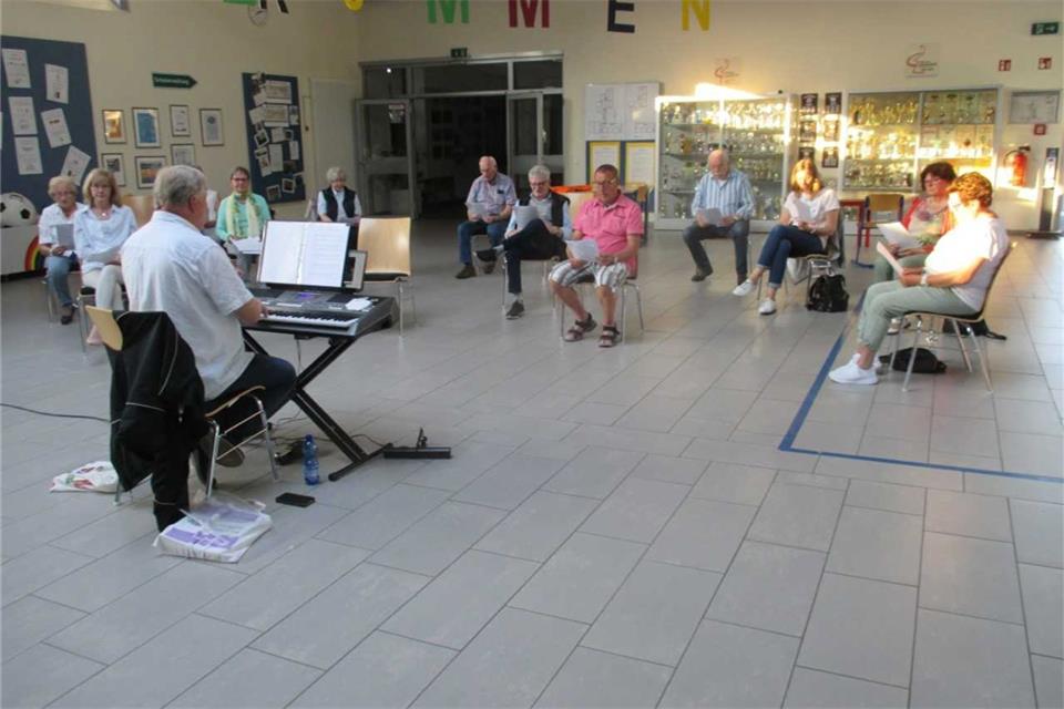 Der Chor hat erstmals wieder im Schulforum geprobt.
