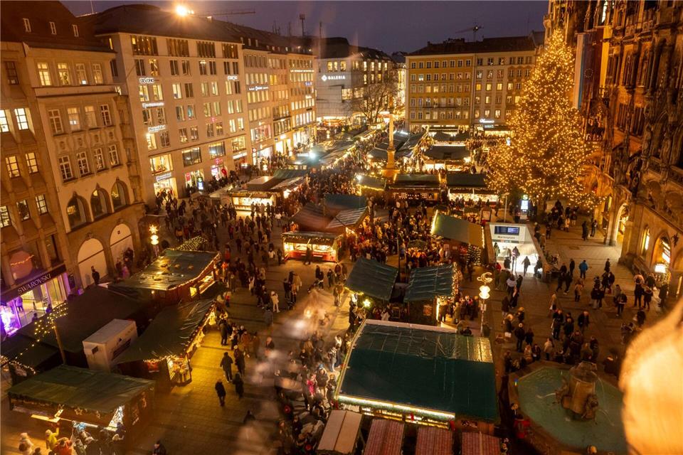 Der Christkindlmarkt am Marienplatz ist auch bei Touristen sehr beliebt. (Archivfoto)Peter Kneffel/dpa