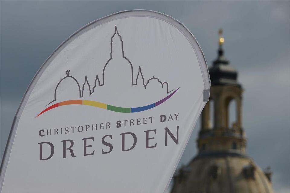 Der Christopher Street Day in Dresden darf nicht in Gänze als Versammlung eingestuft werden, sondern nur der Umzug (Archivbild). Robert Michael/dpa