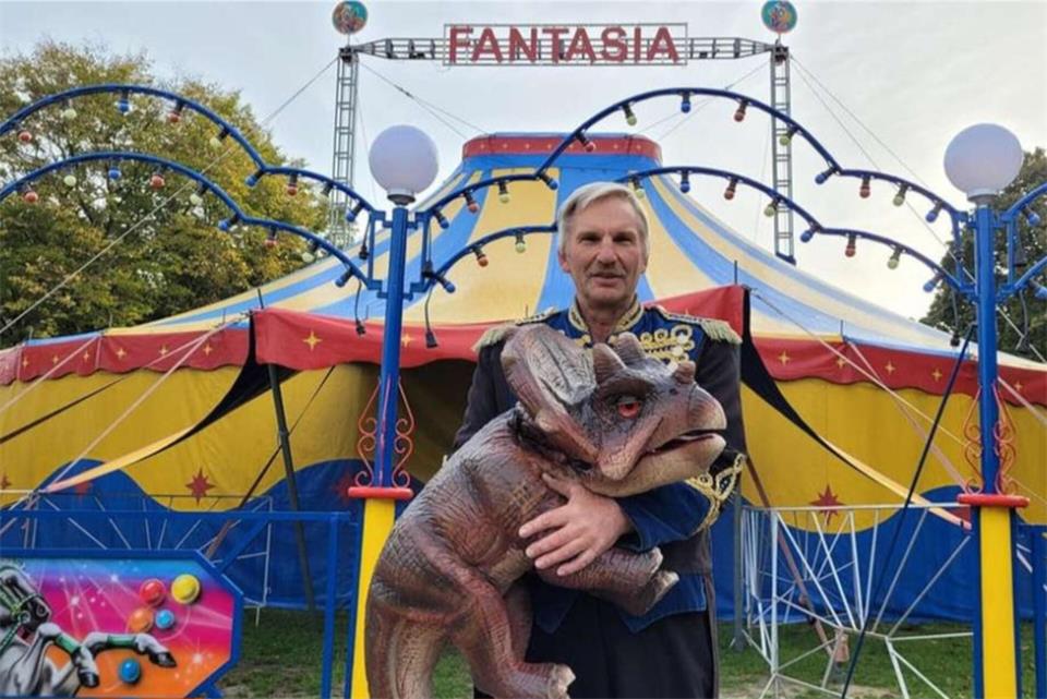 Der Circus Fantasia ist in Gemen zu Gast. Unbekannte haben allerdings die Plakate so überklebt, dass man glauben könnte, die Vorstellungen fielen aus.