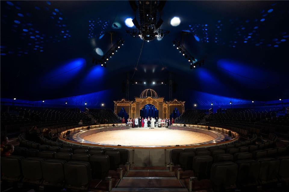 Der Circus Krone feierte am ersten Weihnachtstag die Premiere seines Winterprogramms, das in diesem Jahr unter dem Motto „Ich. Du. Wir. Krone“ steht. (Archivbild)Lukas Barth/dpa