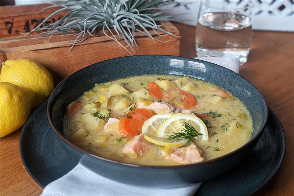 Der Clou in diesem Eintopf sind die mundgerechten Lachsstückchen. Sie kommen bei der Zubereitung erst in den Topf, wenn die Kartoffeln gar sind und müssen nur noch ziehen, bis auch sie gar sind.Doreen Hassek/dpa-tmn