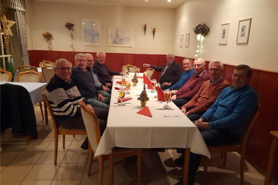 Der Club hat sich zum Weihnachtsessen getroffen.pd