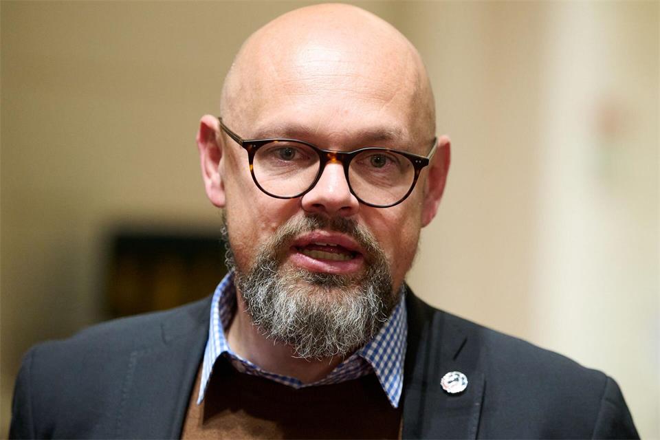 Der Co-Fraktionsvorsitzende der Berliner Linken, Tobias Schulze, plädiert für weitere Gespräche mit Grünen und SPD. Soeren Stache/dpa
