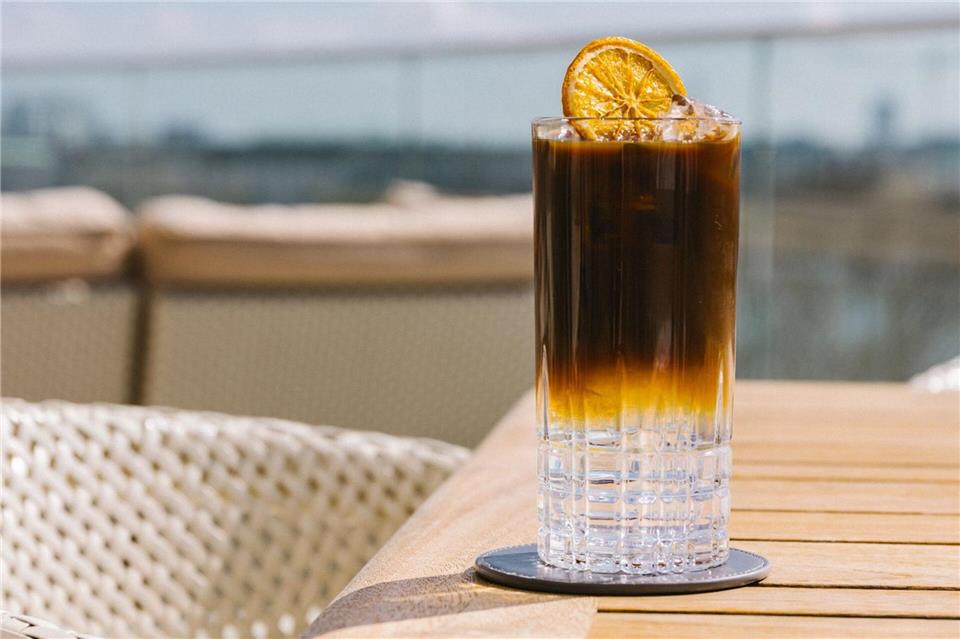 Der Cold Brew Tonic ist die alkoholfreie Variante des modernen Klassikers Espresso Martini.Alina Zelenska/The Fontenay/dpa-tmn