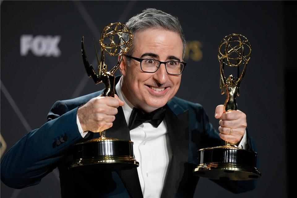 Der Comedian John Oliver spielt jetzt auch in zwei Daily Soaps mit. (Archivbild)Ashley Landis/AP/dpa