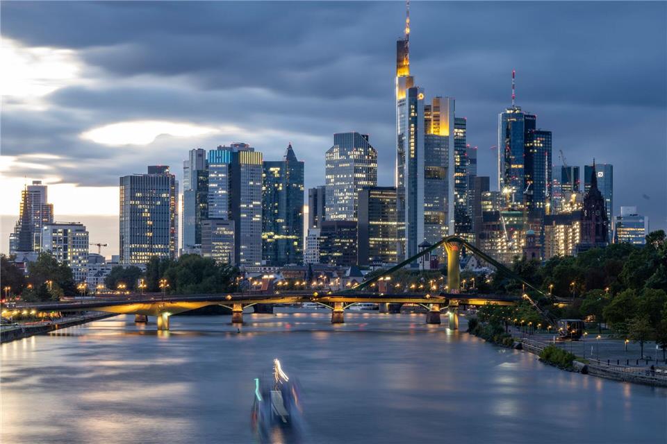 Commerzbank mietet neuen Wolkenkratzer Der Commerzbank-Turm ist mit 259 Metern der höchste Wolkenkratzer in Frankfurt (Archivbild)Boris Roessler/dpa