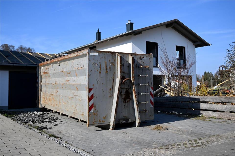 Der Container steht schon: Drei Häuser müssen abgerissen werden. Sven Hoppe/dpa