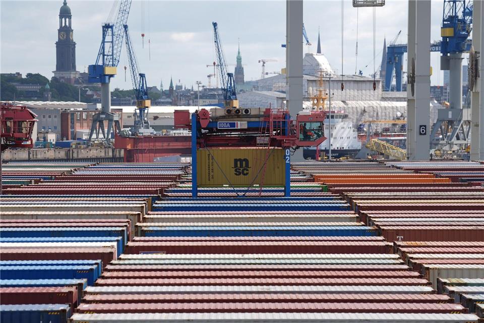 Der Containerumschlag im Hamburger Hafen hat im ersten Halbjahr zum Vorjahr zugenommen. (Archivbild) Marcus Brandt/dpa