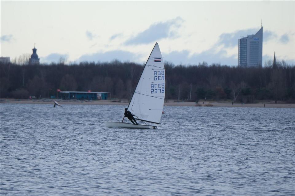 Der Cospudener See bei Leipzig: Wo aktuell vorwiegend Segelboote und Paddler unterwegs sind, sollen bald pauschal auch Motorboote erlaubt sein. (Archivbild)Sebastian Willnow/dpa