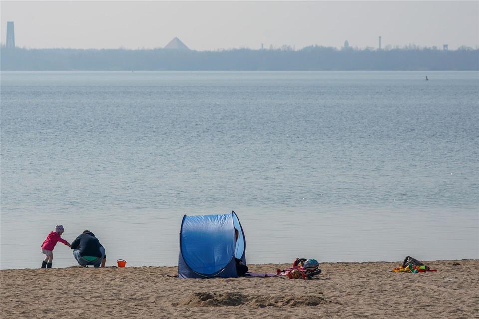 Der Cospudener See bietet einen gut zwei Kilometer langen Sandstrand, grüne Buchten und einen 10,4 Kilometer langen, asphaltierten Rundweg um den See für Radfahrer, Inlineskater und Spaziergänger. (Archivbild)Peter Endig/dpa-Zentralbild/dpa