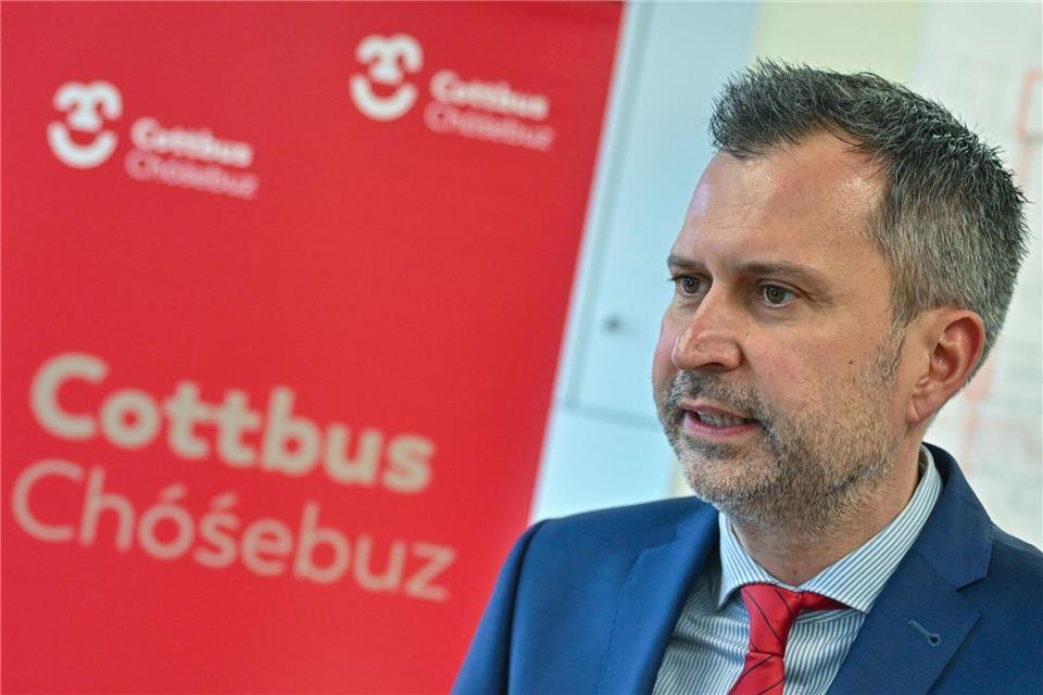 Der Cottbuser OB Tobias Schick ruft dazu auf, deutlich Haltung gegen rechtsextreme Angriffe und Gewalt zu zeigen. (Archivbild)Patrick Pleul/dpa