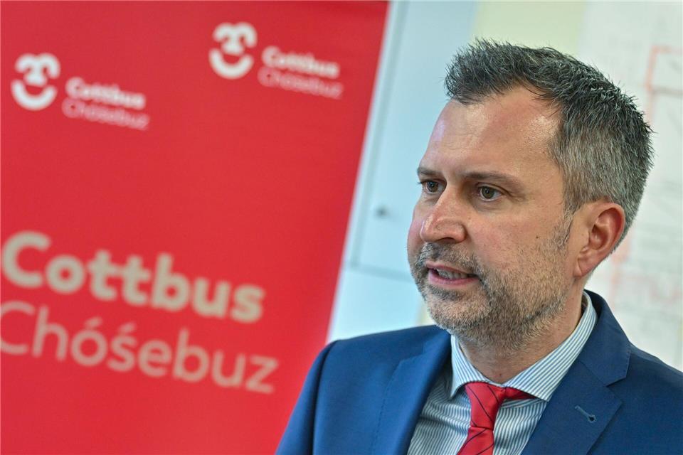 Der Cottbuser Oberbürgermeister Tobias Schick (SPD) reagiert auf einen Brief von Eltern einer Grundschule, die von Gewalt berichten (Archivbild).Patrick Pleul/dpa