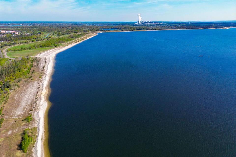 Der Cottbuser Ostsee ist im ehemaligen Braunkohletagebau Cottbus-Nord (Luftaufnahme mit einer Drohne) entstanden. (Archivbild)Patrick Pleul/dpa