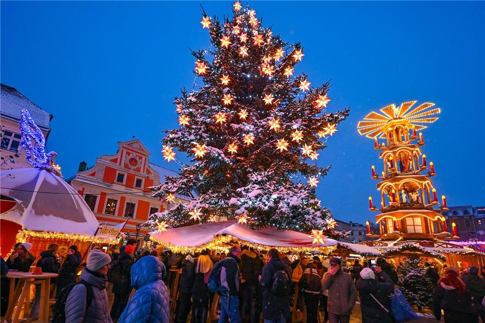 Der Cottbuser Weihnachtsmarkt ist für seine vielen leuchtenden Sterne bekannt. (Archivbild)Patrick Pleul/dpa/ZB