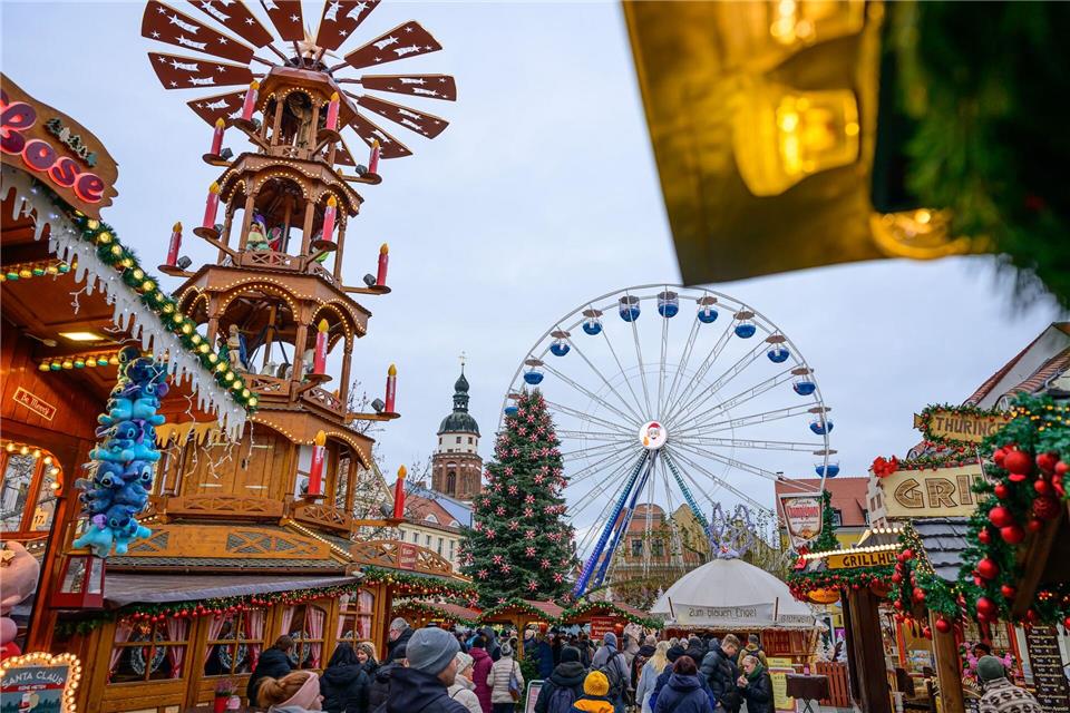 Der Cottbuser Weihnachtsmarkt ist für seine vielen leuchtenden Sterne bekannt.Patrick Pleul/dpa