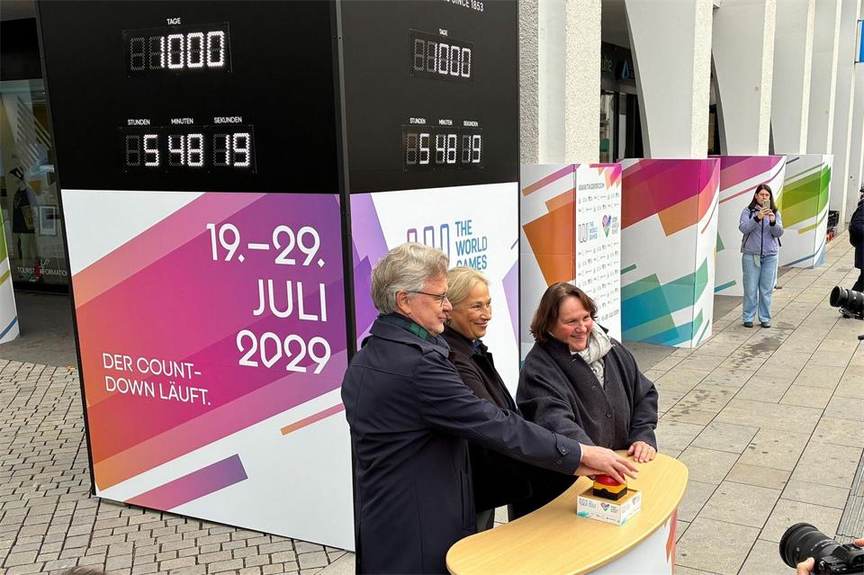 Der Countdown läuft: Karlsruhe und Oberbürgermeister Frank Mentrup (SPD, l) machen sich bereit für die World Games 2029.David Joram/dpa