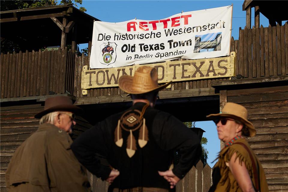 Der Cowboyclub Old Texas Town würde gerne auf dem bisherigen Grundstück in Spandau bleiben. (Archivbild) Jörg Carstensen/dpa