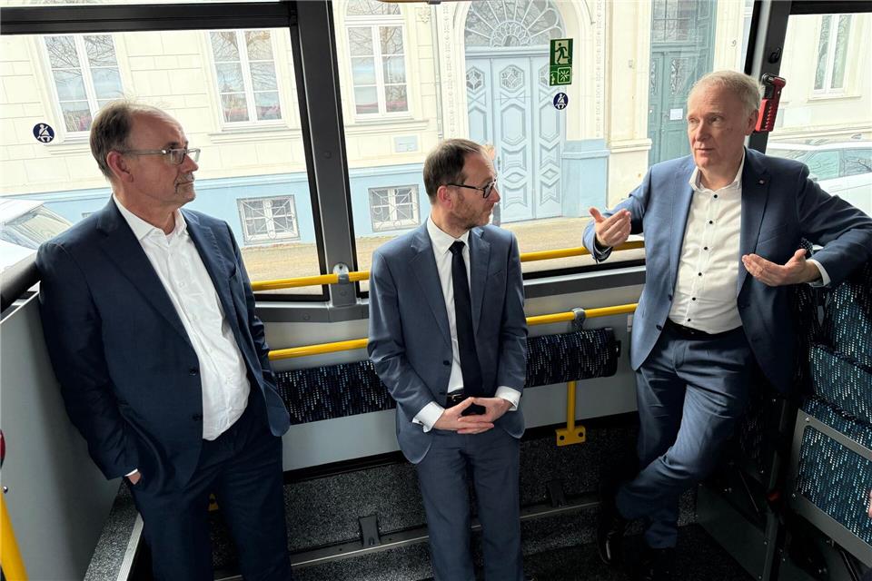 Der DB-Bevollmächtigte für Berlin, Brandenburg und Mecklenburg-Vorpommern, Alexander Kaczmarek, freut sich schon auf das Ende des Ersatzverkehrs. Helena Dolderer/dpa