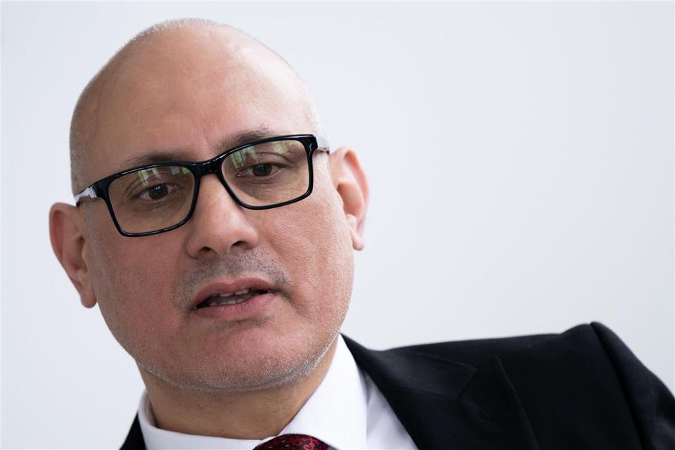 Der DB-Konzernbevollmächtigte Ismail Ertug erwartet einen höheren Zulauf von Reisenden in der neugestalteten Ladenstraße am Frankfurter Hauptbahnhof.Florian Wiegand/dpa