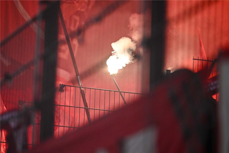 Der DFB bestraft den FC Bayern für Fehlverhalten Münchner Anhänger. (Archivbild)Harry Langer/dpa