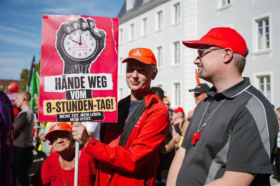 Der DGB Rheinland-Pfalz/Saarland hatte zu Demonstration und Kundgebung in Saarbrücken aufgerufen.Oliver Dietze/dpa