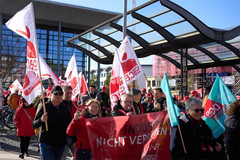 Der DGB hat in Koblenz zu Protesten gegen den Sozialabbau aufgerufen, um vor Ort Druck zu machen. Thomas Frey/dpa