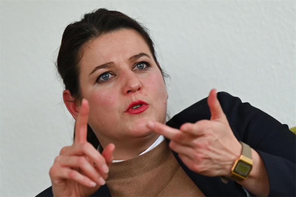 Der DGB will die Attraktivität der dualen Ausbildung erhöhen. (Archivbild)Arne Dedert/dpa