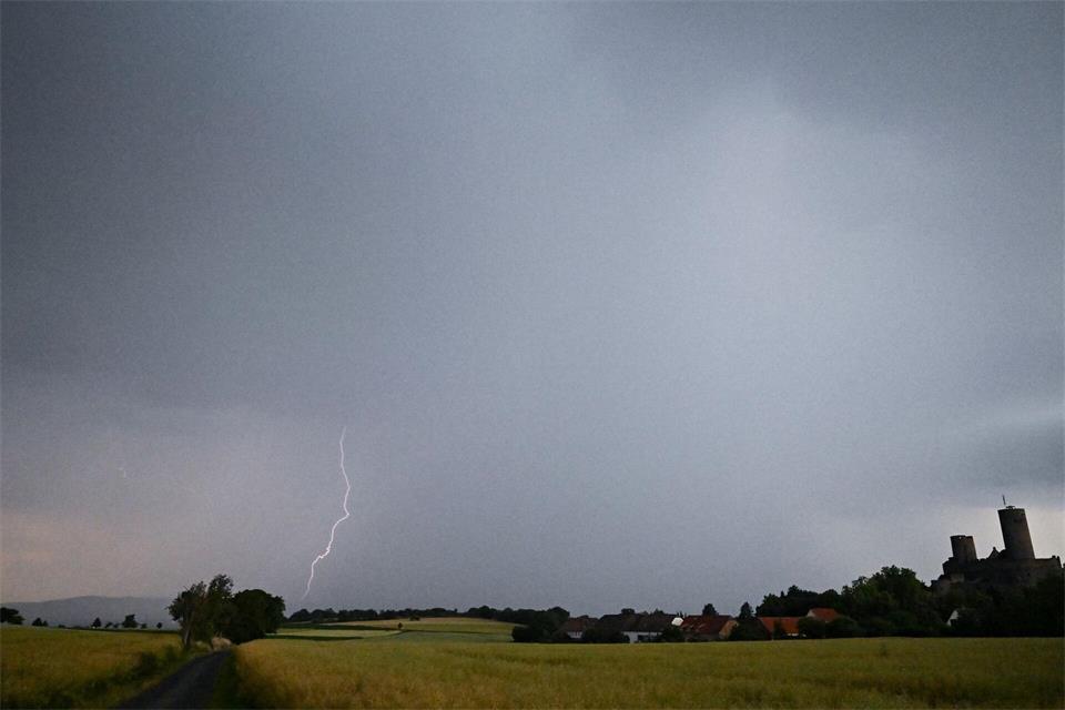 Der DWD erwartet am Montag einzelne, teils kräftige Gewitter. (Archivbild)Florian Wiegand/dpa