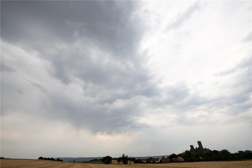 Der DWD erwartet in Hessen am Freitag und in der Nacht zum Samstag teils kräftige Gewitter mit Unwetterpotential. Florian Wiegand/dpa