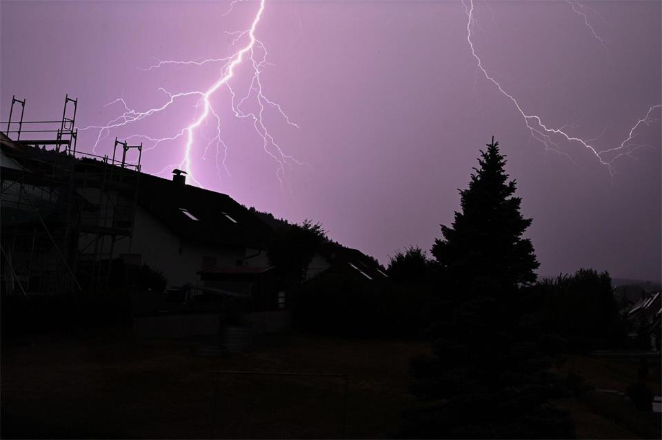 Der DWD hatte vor Gewitter gewarnt – in der Nacht waren keine größeren unwetterbedingten Schäden bekannt geworden. (Symbolbild)Silas Stein/dpa
