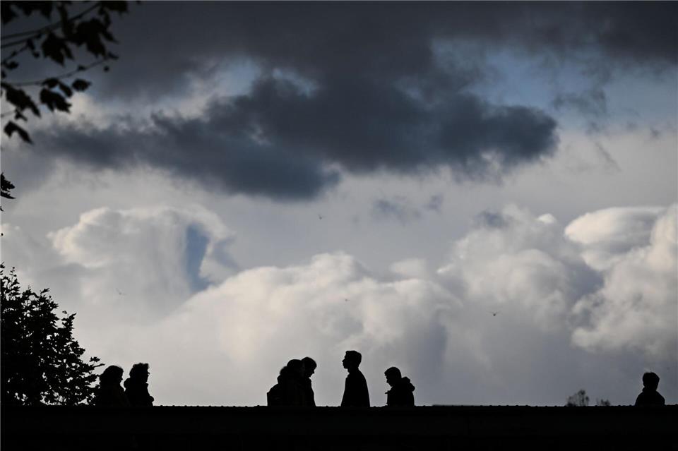 Der DWD kündigt einen eher ungemütlichen Mix für das Wochenende an. (Archivbild)Arne Dedert/dpa