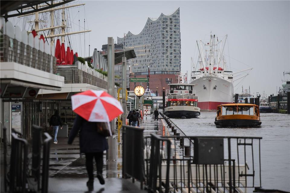 Der DWD kündigt regnerisches Wetter für den Norden an. (Symbolbild)Christian Charisius/dpa