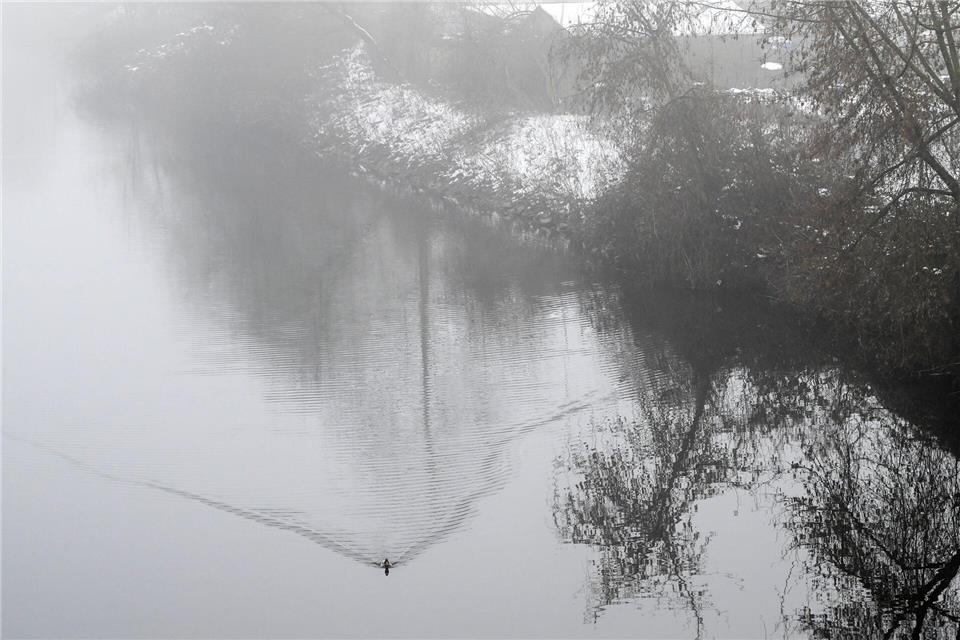 Der DWD prognostiziert neben anhaltender Glätte auch Nebel.Jens Kalaene/dpa