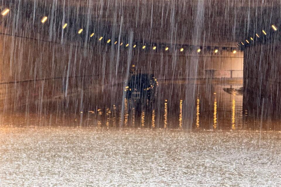 Der DWD warnt vor heftigem Starkregen (Archivbild). Ferdinand Merzbach/NEWS5/dpa