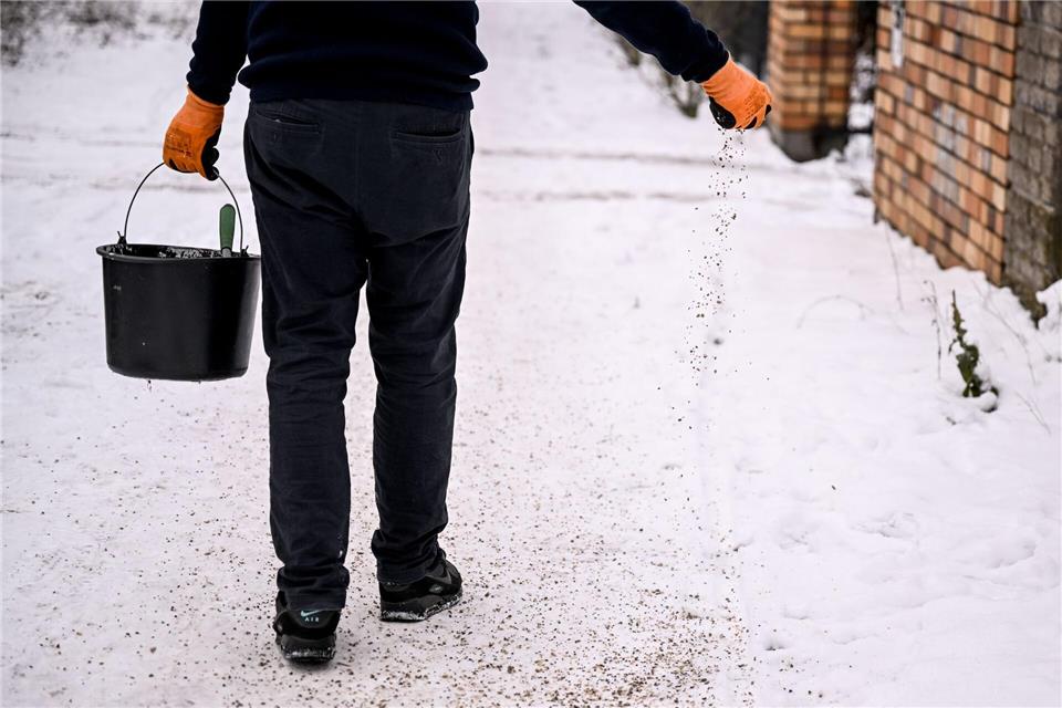 Der DWD warnt vor starkem Schneefall und Schneeverwehungen am Freitag.Britta Pedersen/dpa