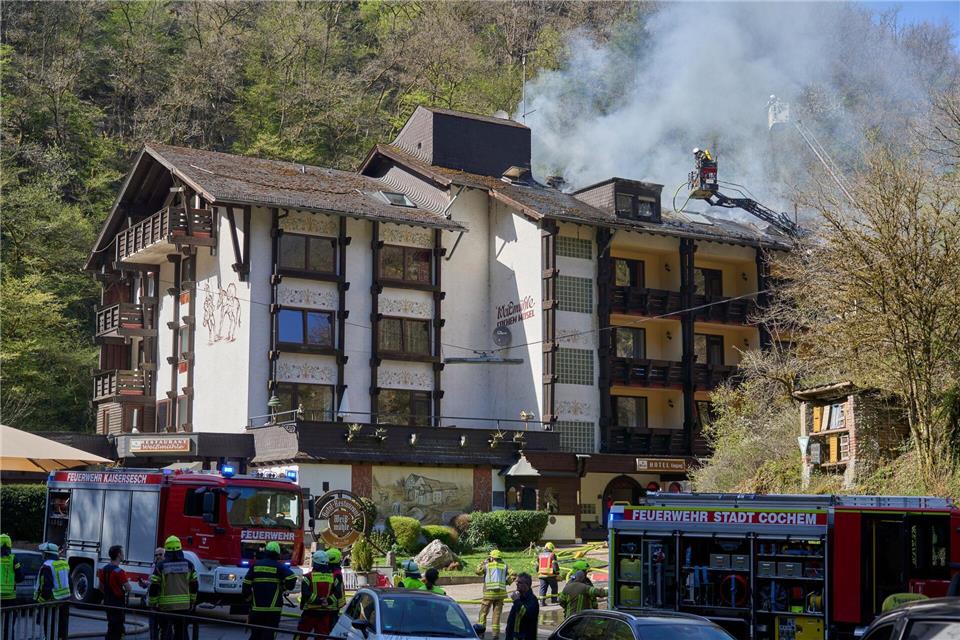 Der Dachstuhl des Hotels in Cochem stand in Flammen.Sascha Ditscher/dpa