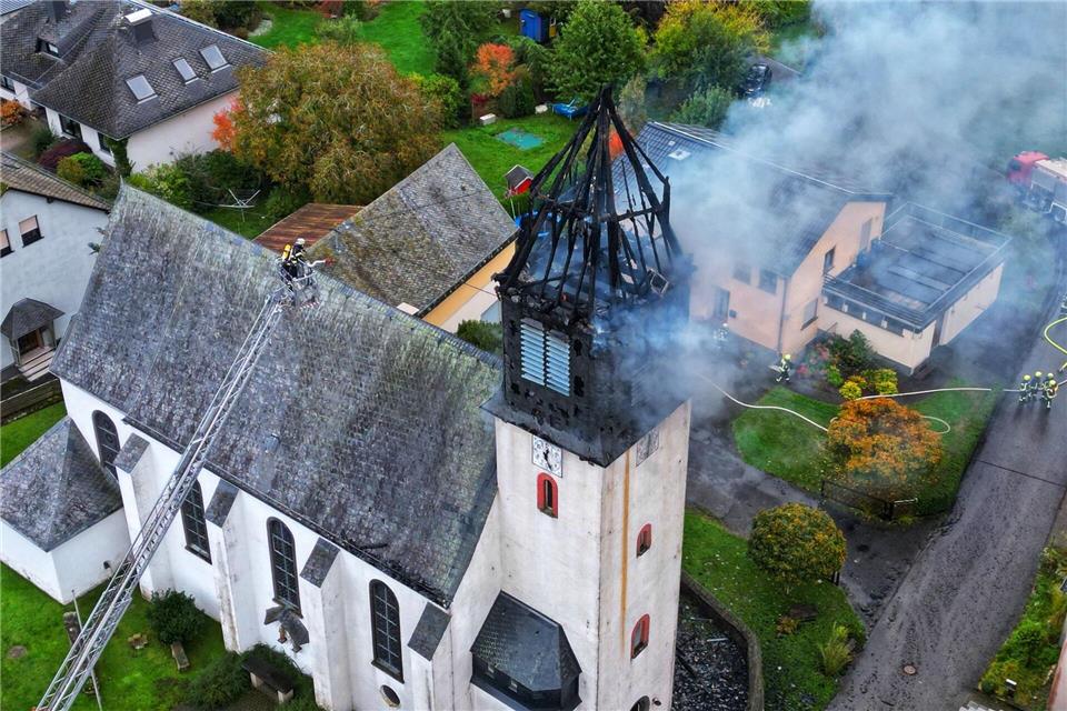 Der Dachstuhl des Kirchturms ist ausgebrannt - die Feuerwehr konnte aber verhindern, dass sich die Flammen weiter ausbreiteten. Sebastian Schmitt/dpa