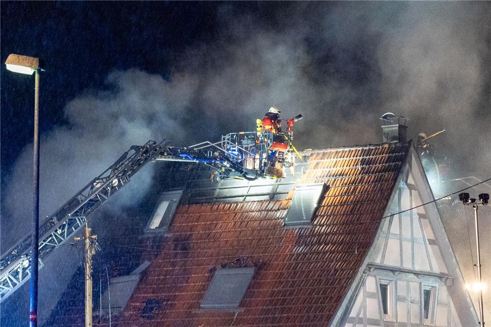 Der Dachstuhl stürzte bei dem Brand in Bisingen ein.Jannik Nölke/dpa