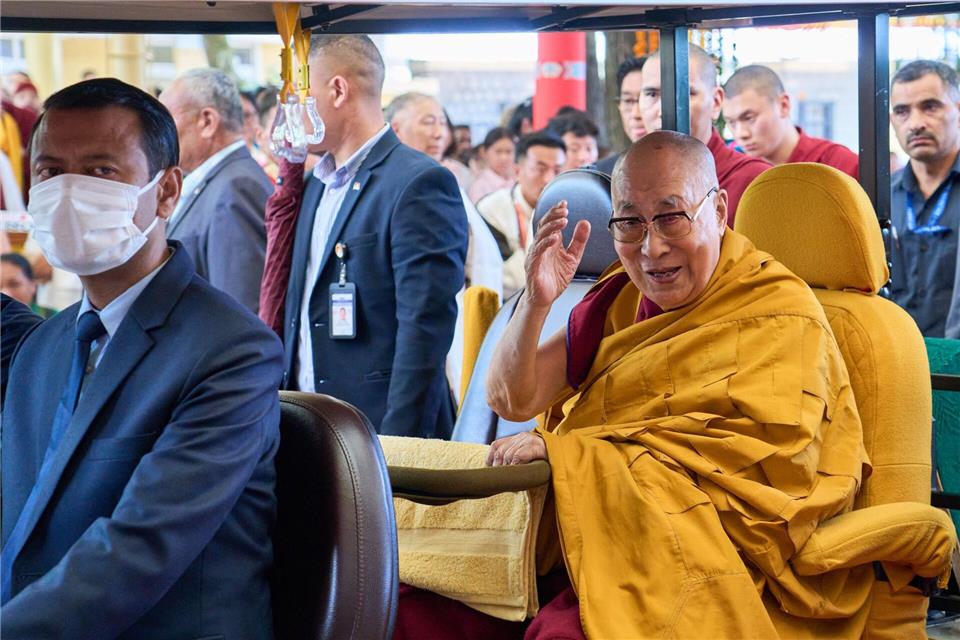 Der Dalai Lama, das spirituelle Oberhaupt der tibetischen Buddhisten, wird sich einer Behandlung am Knie unterziehen. (Archivbild)Ashwini Bhatia/AP/dpa
