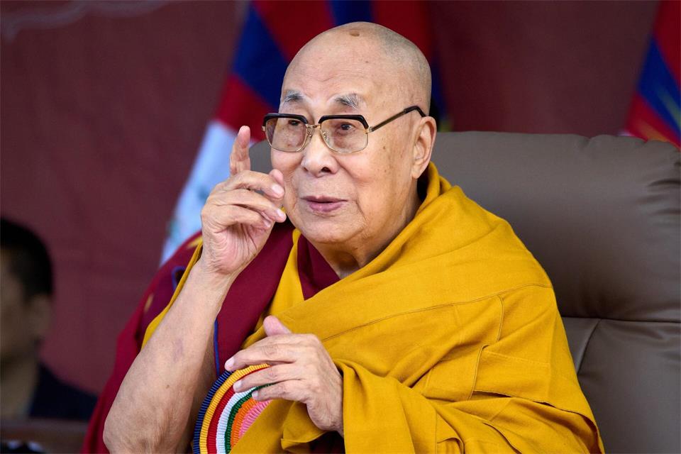 Der Dalai Lama lebt seit Jahrzehnten im Exil außerhalb Tibets. (Archivbild)Ashwini Bhatia/AP/dpa