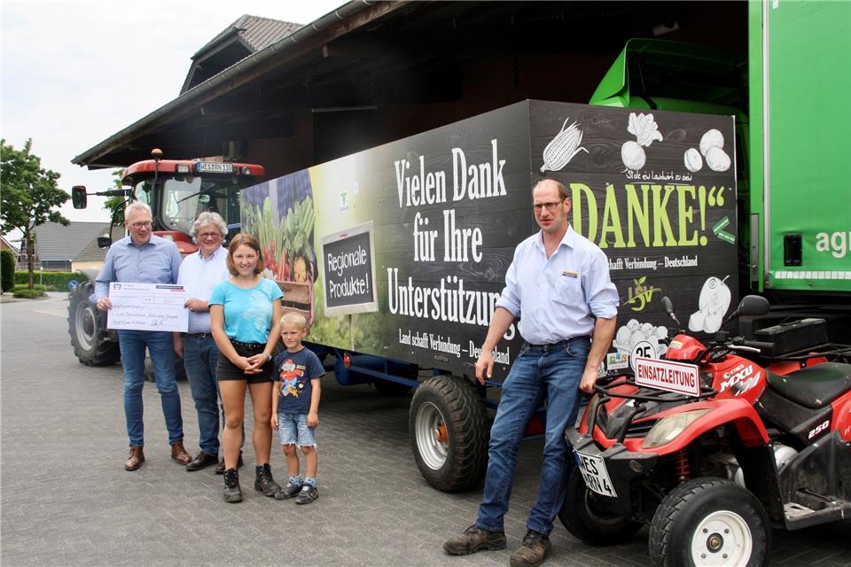 Der Danke-Anhänger hat am Freitag in Raesfeld Station gemacht. Stefan Nießing (AgriV), Rüdiger Neuenhoff und Ansgar Tubes (v.l.) freuen sich über die Resonanz, die die Aktion bekommt.