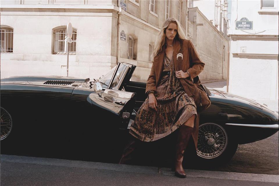 Der Dark Boho Trend - hier von ba&sh - für Herbst/Winter kombiniert die fließende, romantische Ästhetik des Boho-Stils mit dunkleren Farben und Materialien, passend zur kälteren Jahreszeit (Trenchcoat ca. 855 Euro, Handtasche ca. 525 Euro, Stiefel ca. 605 Euro, Kleid ca. 305 Euro).ba&sh/dpa-tmn