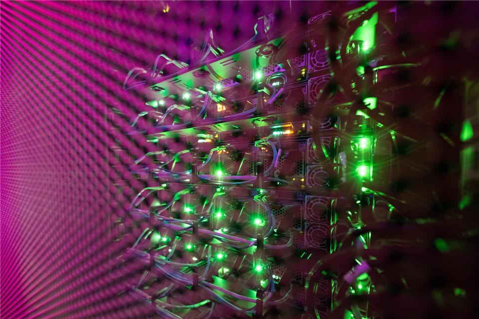 Der Datenbedarf im Digitalzeitalter steigt und steigt, daher werden Rechenzentren immer wichtiger. (Symbolbild)Sebastian Gollnow/dpa