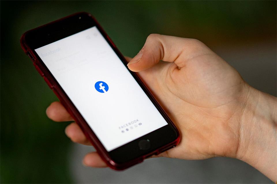 Der Datenschutz-Skandal um Cambridge Analytica wirkt für den Facebook-Konzern immer noch nach. (Archivbild)Fabian Sommer/dpa