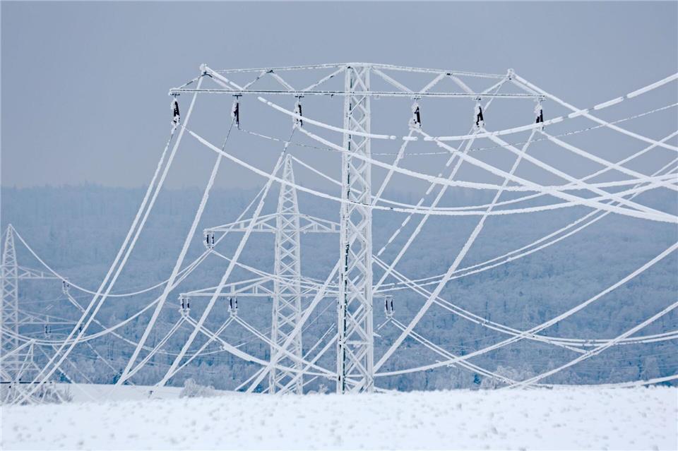 Der Dauerfrost hat im Harz zu vereisten Halteseilen von Hochspannungsleitungen geführt und diese zu einem Sicherheitsrisiko werden lassen.Matthias Bein/dpa