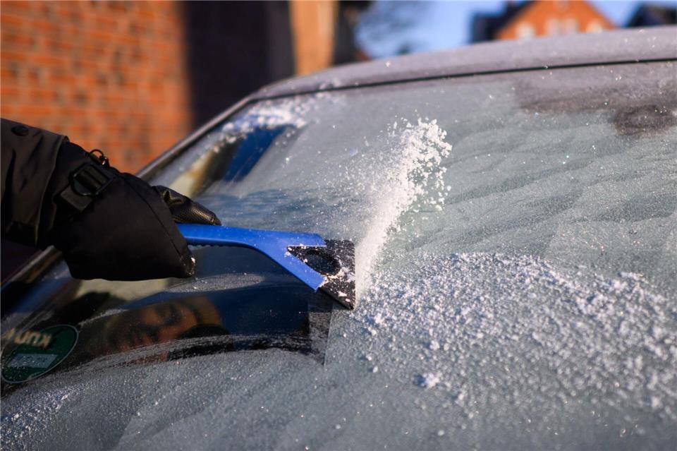Der Dauerfrost war am Morgen auf Scheiben zu sehen.Julian Stratenschulte/dpa