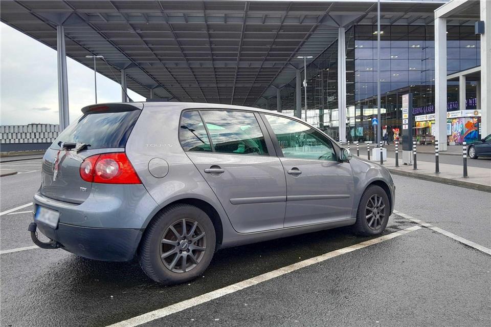 Der Dauerparker soll schon etwa ein Jahr auf dem Kurzzeitparkplatz stehen.Anja Sokolow/dpa-Zentralbild/dpa